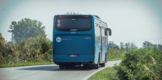 Autobus urta un’abitazione per evitare un’auto pirata: paura a Torricella