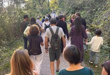 Mantova, grande partecipazione alla camminata ecumenica accompagnata dalla Lampada della Pace