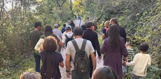 Mantova, grande partecipazione alla camminata ecumenica accompagnata dalla Lampada della Pace