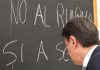 Conte a scuola, il messaggio contro il riarmo: c’è un errore alla lavagna