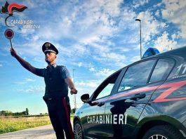 Fugge all’alt, abbandona il veicolo e fugge ma dimentica il cellulare in auto