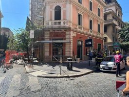 Crolla il solaio di un negozio in via Cola di Rienzo: 4 soccorsi ed estratti da macerie