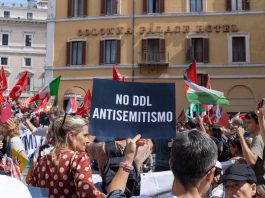 Ddl antisemitismo, legge in aula il 2 ottobre: Pd cerca sintesi, ma è bufera su bandiere di Hamas in piazza