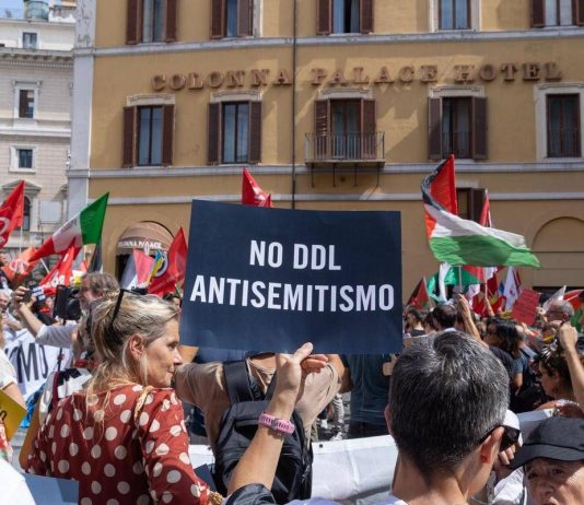 Ddl antisemitismo, legge in aula il 2 ottobre: Pd cerca sintesi, ma è bufera su bandiere di Hamas in piazza