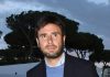 Di Battista, l’operazione a Cuba e il rientro slittato: per ora l’ex M5S non torna in Italia