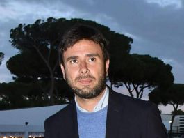 Di Battista, l’operazione a Cuba e il rientro slittato: per ora l’ex M5S non torna in Italia