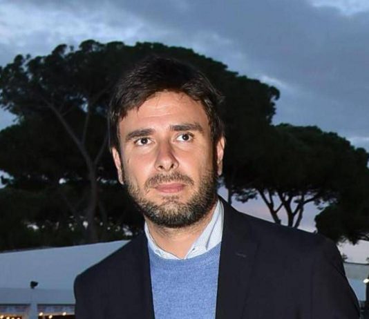 Di Battista, l’operazione a Cuba e il rientro slittato: per ora l’ex M5S non torna in Italia