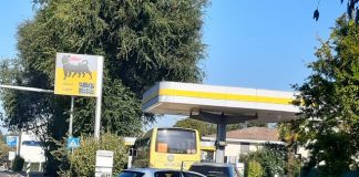 Carburanti, code ai distributori Eni poi diverse pompe a secco: ribassi anche negli Ip