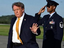 Trump cambia look, addio ciuffo biondo: i capelli castani scatenano il web
