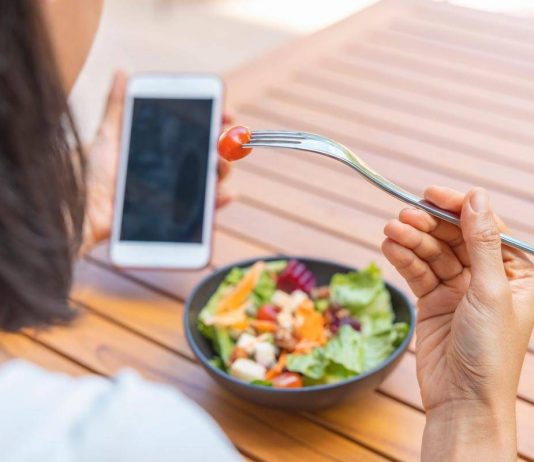 Dopo le vacanze gonfiore e intestino ‘bloccato’? Gli esperti sfatano il mito detox e spiegano cosa fare 
