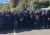Gb, centinaia di manifestanti incappucciati bloccano Dover: “Fermate le barche dei migranti”