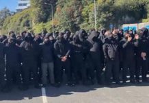 Gb, centinaia di manifestanti incappucciati bloccano Dover: “Fermate le barche dei migranti”