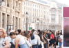 iPhone 18, in coda dall’alba a Milano. Pioggia di critiche social: “Per un posto di lavoro non farebbero quella fila”