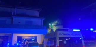 Paura nella notte a Gazoldo: brucia tetto in legno, fiamme in un condominio