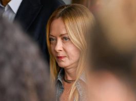 Poliziotti feriti a Roma, Meloni: “Aggressore subito libero, inaccettabile”