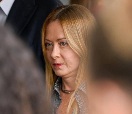 Poliziotti feriti a Roma, Meloni: “Aggressore subito libero, inaccettabile”