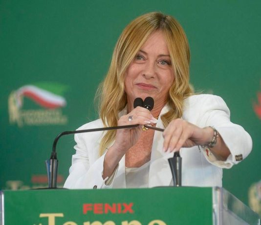 Meloni mette Vannacci nel mirino: “A scuola tetto a stranieri e stop al burqa”