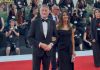 Mostra di Venezia, Giuli sul red carpet con pochette rossa e spilletta verde per la Palestina