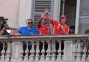 Gp Monza, Hamilton non firma il cappellino (Mercedes) al tifoso