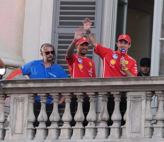 Gp Monza, Hamilton non firma il cappellino (Mercedes) al tifoso