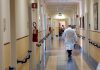 Neonato muore poche ore dopo la nascita a Perugia: indagati 22 operatori sanitari