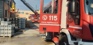 Asola, incendio sul tetto della ditta di bevande: vigili del fuoco spengono le fiamme