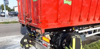 Borgo Virgilio: il rimorchio prende fuoco, intervengono i vigili del fuoco