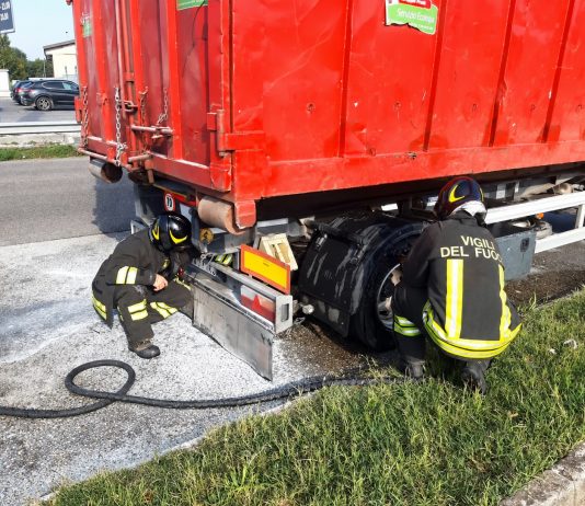 Borgo Virgilio: il rimorchio prende fuoco, intervengono i vigili del fuoco