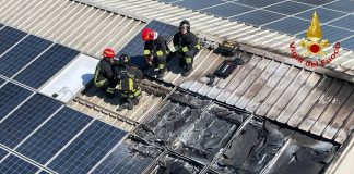 Roncoferraro, a fuoco tetto di una porcilaia: in fumo pannelli fotovoltaici