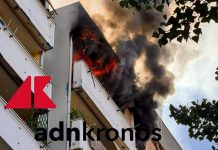 Roma, violento incendio in un palazzo: salvate tre persone, non si trova inquilino