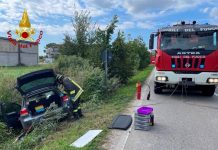 Ghisiolo, auto fuori strada: novantenne incastrato estratto dai Vigili del Fuoco