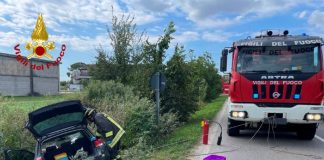 Ghisiolo, auto fuori strada: novantenne incastrato estratto dai Vigili del Fuoco