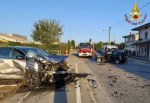 Pauroso frontale tra due auto: tre feriti. Vigili del fuoco di Castiglione sul posto