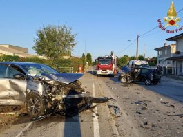 Pauroso frontale tra due auto: tre feriti. Vigili del fuoco di Castiglione sul posto