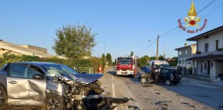 Pauroso frontale tra due auto: tre feriti. Vigili del fuoco di Castiglione sul posto