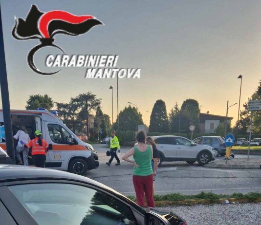 Medole, scontro tra auto e moto in via Zanella: due giovani in ospedale