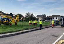 Moglia, 16enne in moto contro un furgone e poi sotto un’auto: è grave