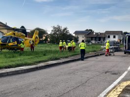 Moglia, 16enne in moto contro un furgone e poi sotto un’auto: è grave