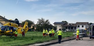 Moglia, 16enne in moto contro un furgone e poi sotto un’auto: è grave