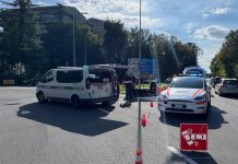 Mantova, auto e scooter si scontrano alla rotatoria: ferite madre e figlia trasportate all’ospedale