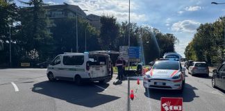 Mantova, auto e scooter si scontrano alla rotatoria: ferite madre e figlia trasportate all’ospedale