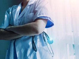 Infermiera va in pensione a 62 anni, ma non le basta: “Guadagno troppo poco”