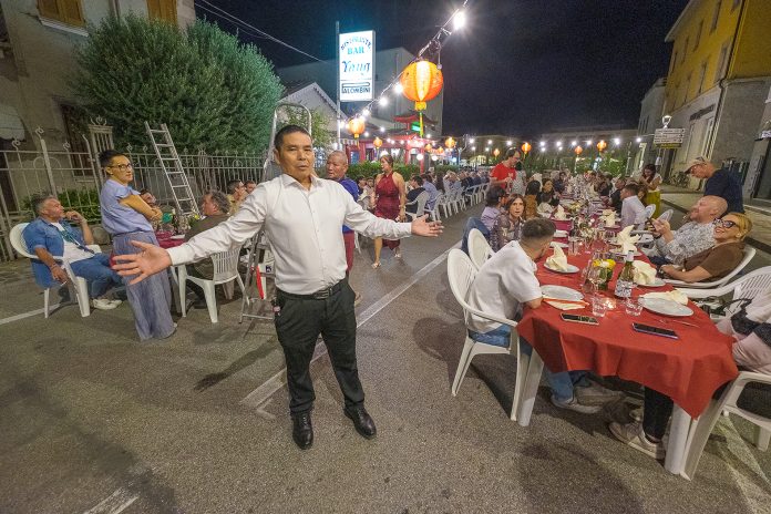jANG PRESNTA GLI OSPITI ALLA CENA (1)