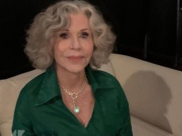 Jane Fonda contro Trump: “Tempi spaventosi e pericolosi negli Usa, fermiamo l’autoritarismo”