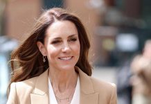 Principessa Kate Middleton a sorpresa nell’ospedale dove curò cancro, ringrazia medici e incontra pazienti