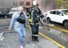 Ucraina, attacco nella notte a Kiev: danni e incendi. Zelensky: “8000 truppe nordcoreane in Russia”