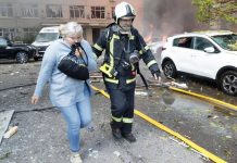 Ucraina, attacco nella notte a Kiev: danni e incendi. Zelensky: “8000 truppe nordcoreane in Russia”