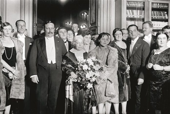 la-scrittrice-grazia-deledda-durante-la-cerimonia-di-assegnazione-del-premio-nobel-per-la-letteratura_0e374b33_800x537
