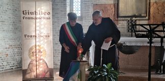 Mantova, accesa questa mattina in San Francesco la Lampada della Pace