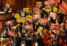 Legge elettorale, via libera del Senato. Protesta delle opposizioni in Aula: “Una truffa”